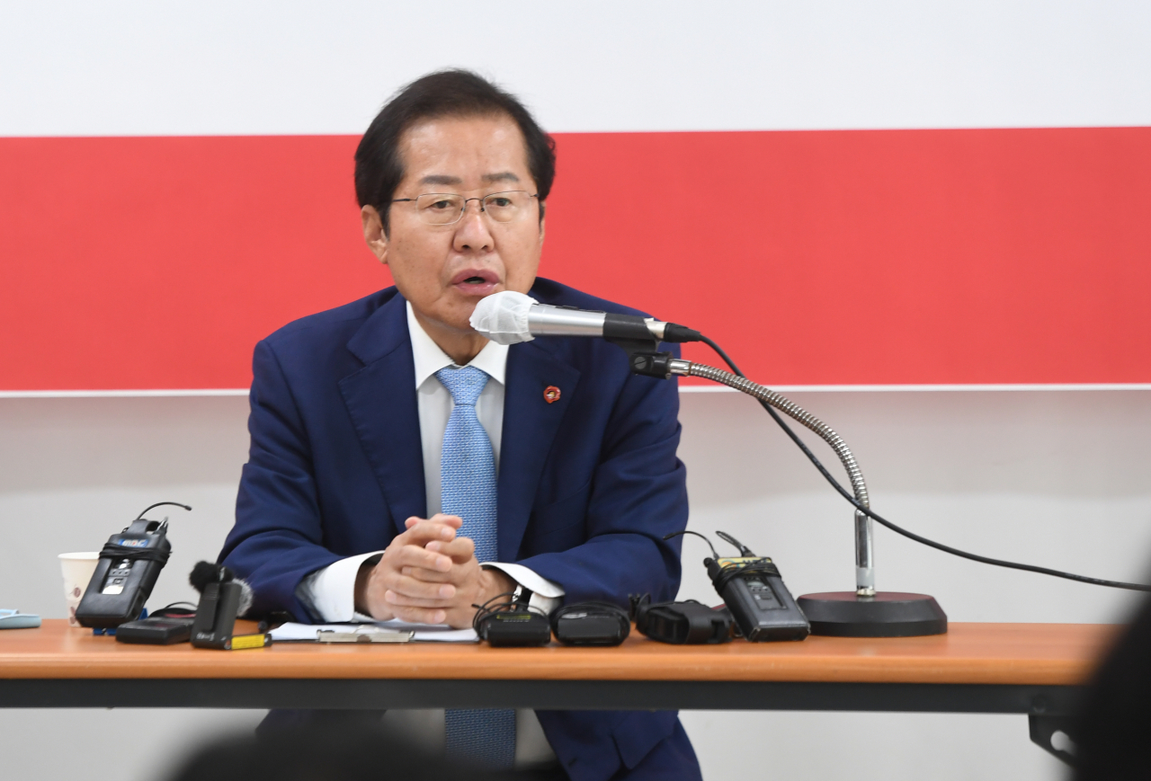 국민의힘 대선주자인 홍준표 의원이 30일 오후 제주시 연동 국민의힘 제주도당에서 기자간담회를 하고 있다. [연합]