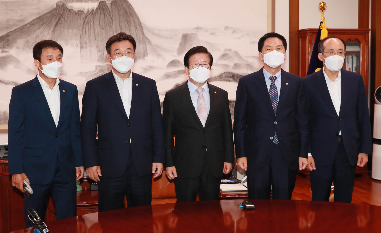 윤호중 더불어민주당 원내대표(왼쪽 두 번째)와 김기현 국민의힘 원내대표(오른쪽 두 번째)가 31일 오전 서울 여의도 국회의장실에서 박병석 국회의장 주재로 회동하며 기념촬영을 하고 있다. [이상섭 기자]