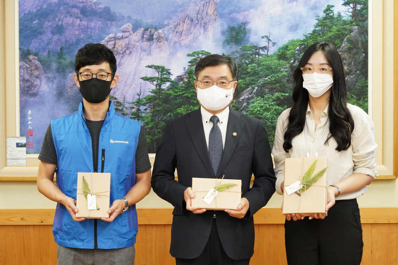 산림청(최병암 청장·가운데)은 31일 ‘2021년 마음을 읽는 숲 편지’를 통해 코로나로 단절된 소통문화를 제기했다.