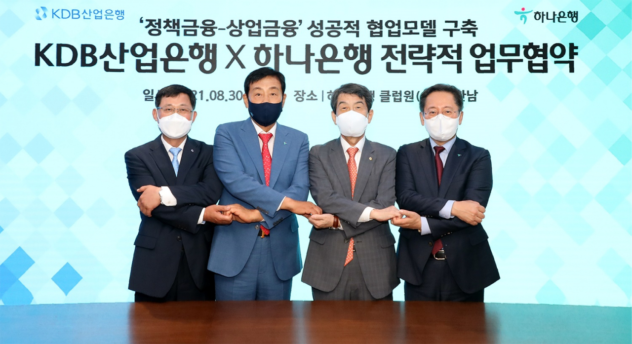지난 30일 오후 하나은행과 산업은행은 서울 용산구 한남동 소재 하나은행 ‘클럽원(Club1)한남’ 에서 정책금융·상업금융 간 성공적 협업모델 구축을 위한 전략적 업무협약을 체결했다. 왼쪽부터 성주영 산업은행 수석부행장, 김정태 하나금융그룹 회장, 이동걸 산업은행 회장, 박성호 하나은행장이 기념사진을 촬영하고 있다.