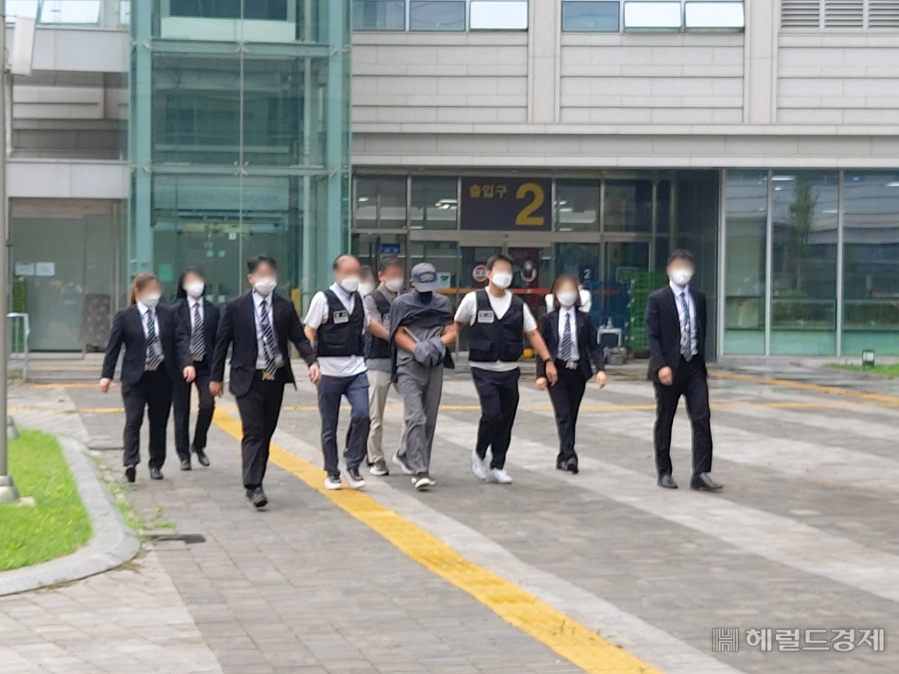 위치추적 전자장치(전자발찌)를 끊고 여성 2명을 살해한 혐의를 받는 강모 씨가 31일 오전 서울동부지법에서 구속 전 피의자 심문(영장실질심사)에 출석하기 위해 법정으로 이동하고 있다. 김희량 기자