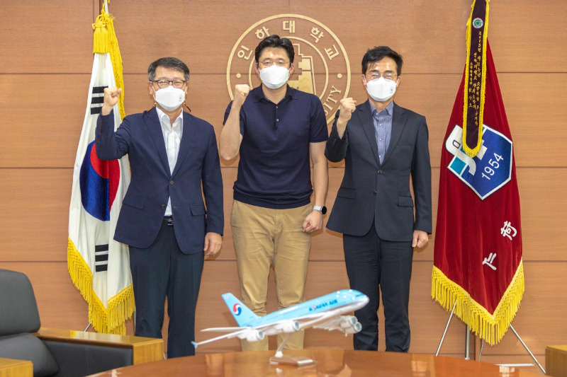 지난 30일 인하대 조명우 총장〈사진 오른쪽〉, 한남식 케임브리지대 밀러연구소 인공지능연구센터장〈가운데〉, 서태범 인하대 대학원장이 간담회 후 기념촬영을 하고 있다.