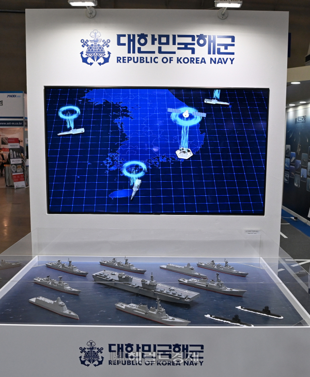 해군이 올해 ‘국제해양방위산업전(MADEX) 2021’에서 공개한 경항공모함과 항모전투단 전력을 300:1 크기로 축소한 경항모 전단 디오라마. [헤럴드DB]