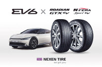 넥센타이어가 기아 EV6에 공급하는 ‘로디안 GTX EV’와 ‘엔페라 스포츠 EV’ 제품.[넥센타이어 제공]