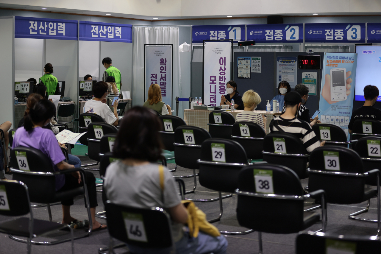 국내 코로나19 백신 1차 접종률이 56.5%를 넘어선 가운데 31일 오전 서울 서대문구 북아현문화체육센터에 마련된 코로나19 예방접종센터에서 백신 접종을 마친 시민들이 이상반응 모니터링을 기다리고 있다. 연합뉴스