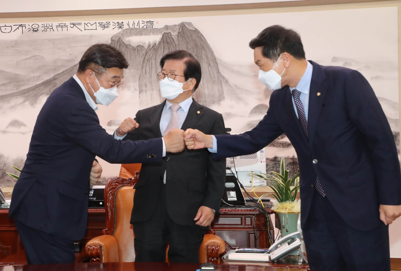 윤호중 더불어민주당 원내대표(왼쪽)와 김기현 국민의힘 원내대표가 31일 오전 서울 여의도 국회의장실에서 박병석 국회의장 주재로 회동하며 주먹인사를 하고 있다. [헤럴드경제=이상섭 기자]