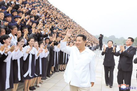 김정은 북한 국무위원장이 청년절 경축행사 참가자들과 기념사진을 촬영했다고 31일 조선중앙통신이 보도했다. [연합]