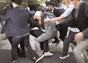 전자발찌 훼손 전후로 여성 2명을 잇달아 살해한 혐의를 받는 강모(56)씨가 31일 오전 구속 전 피의자 심문(영장실질심사)를 받기 위해 서울동부지법에 출석하면서 온몸으로 저항하며 법원 입구로 들어가고 있다. 박해묵 기자
