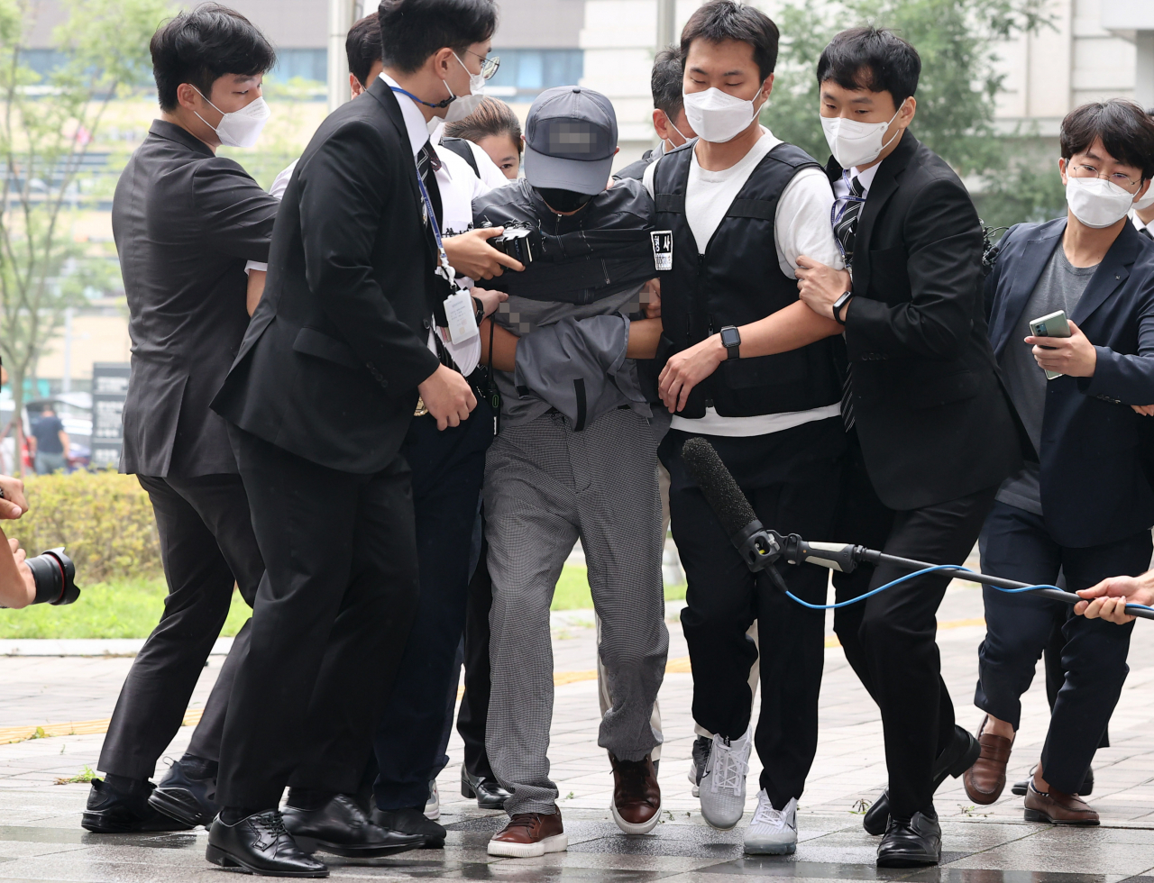 위치추적 전자장치(전자발찌) 훼손 전후로 여성 2명을 잇달아 살해한 혐의를 받는 강모 씨가 31일 서울동부지법에서 열리는 영장실질심사에 출석하고 있다. [연합]