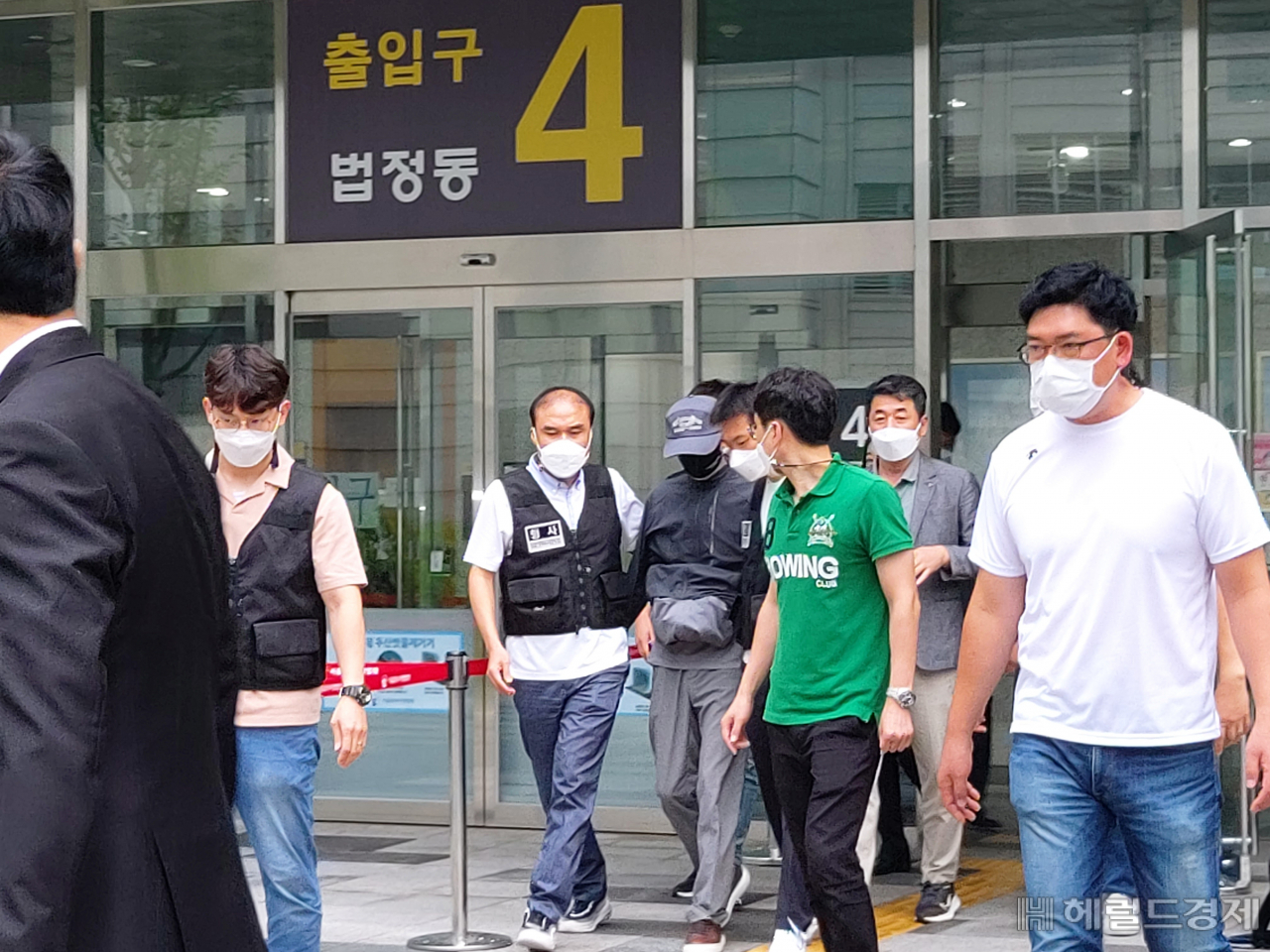 위치추적 전자장치(전자발찌)를 끊고 여성 2명을 살해한 혐의를 받는 강모 씨가 31일 오전 서울동부지법에서 구속 전 피의자 심문(영장실질심사)을 마치고 서울 송파경찰서로 이동하기 위해 법원을 나서고 있다. 김희량 기자