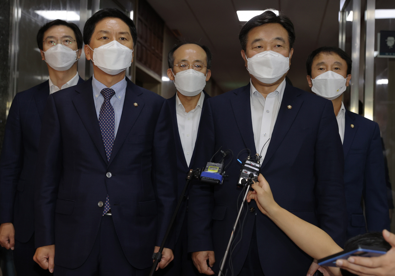 더불어민주당 윤호중 원내대표와 국민의힘 김기현 원내대표가 31일 서울 여의도 국회에서 박병석 국회의장 주재 여야 원내대표 회동을 마치고 의장실에서 나와 취재진의 질문에 답하고 있다. 연합뉴스