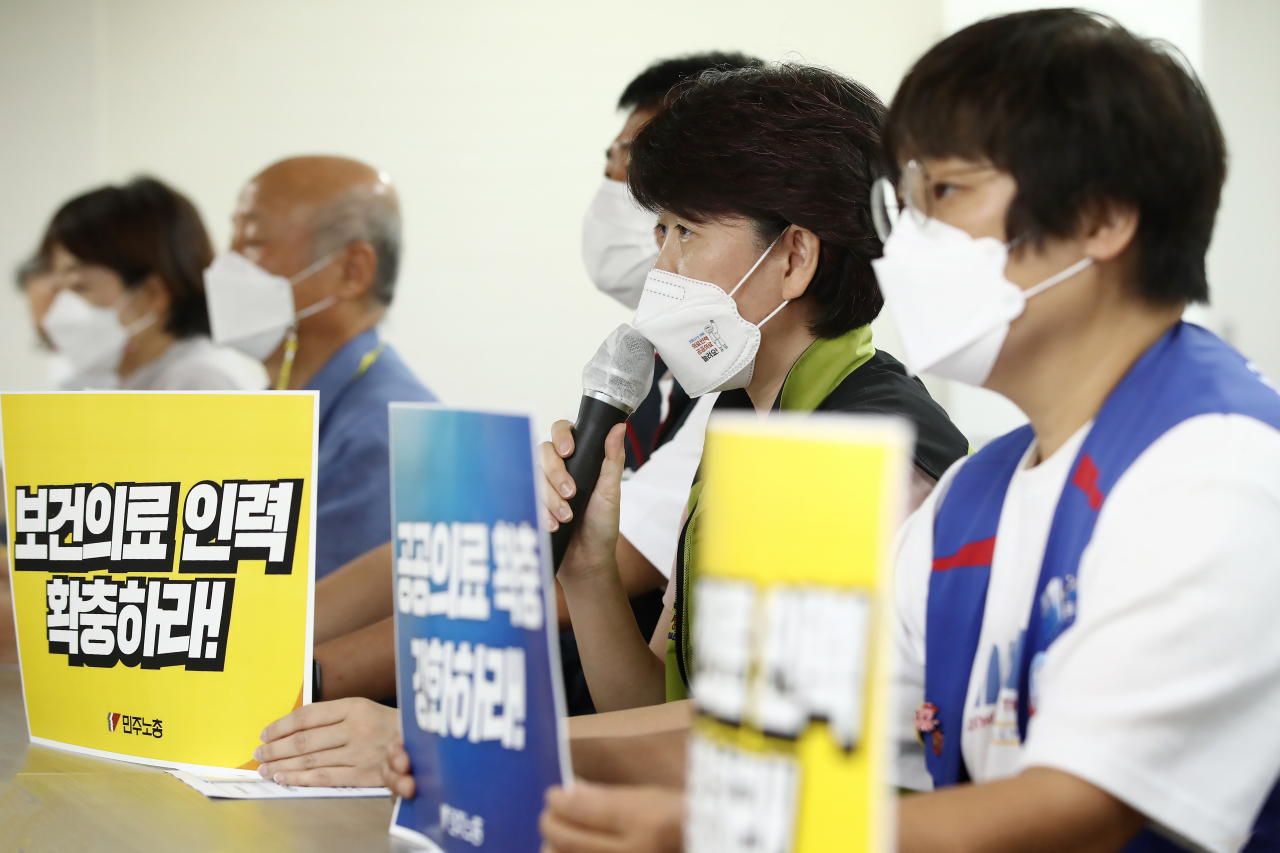 31일 서울 중구 민주노총에서 열린 보건의료노조 총파업지지 기자회견에서 송금희 보건의료노조 사무처장이 발언하고 있다. 보건의료노조는 정부가 공공의료 확충과 보건의료 인력 확대 등 요구사항을 수용하지 않을 경우 다음 달 2일 총파업에 돌입하겠다는 방침이다. [연합]