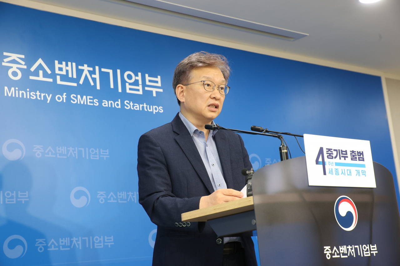 권칠승 중소벤처기업부 장관이 31일 중기부 청사 브리핑룸에서 투자형 R&D 확대 방안 브리핑을 하고있다.