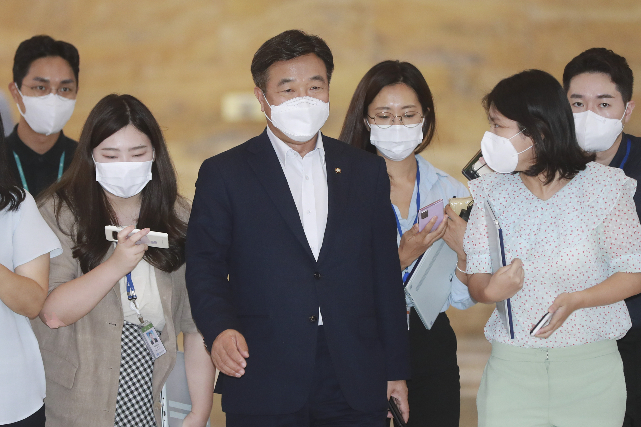 더불어민주당 윤호중 원내대표가 31일 오전 서울 여의도 국회에서 열린 비공개 의원총회에 참석하며 취재진의 질문을 받고 있다. 연합뉴스