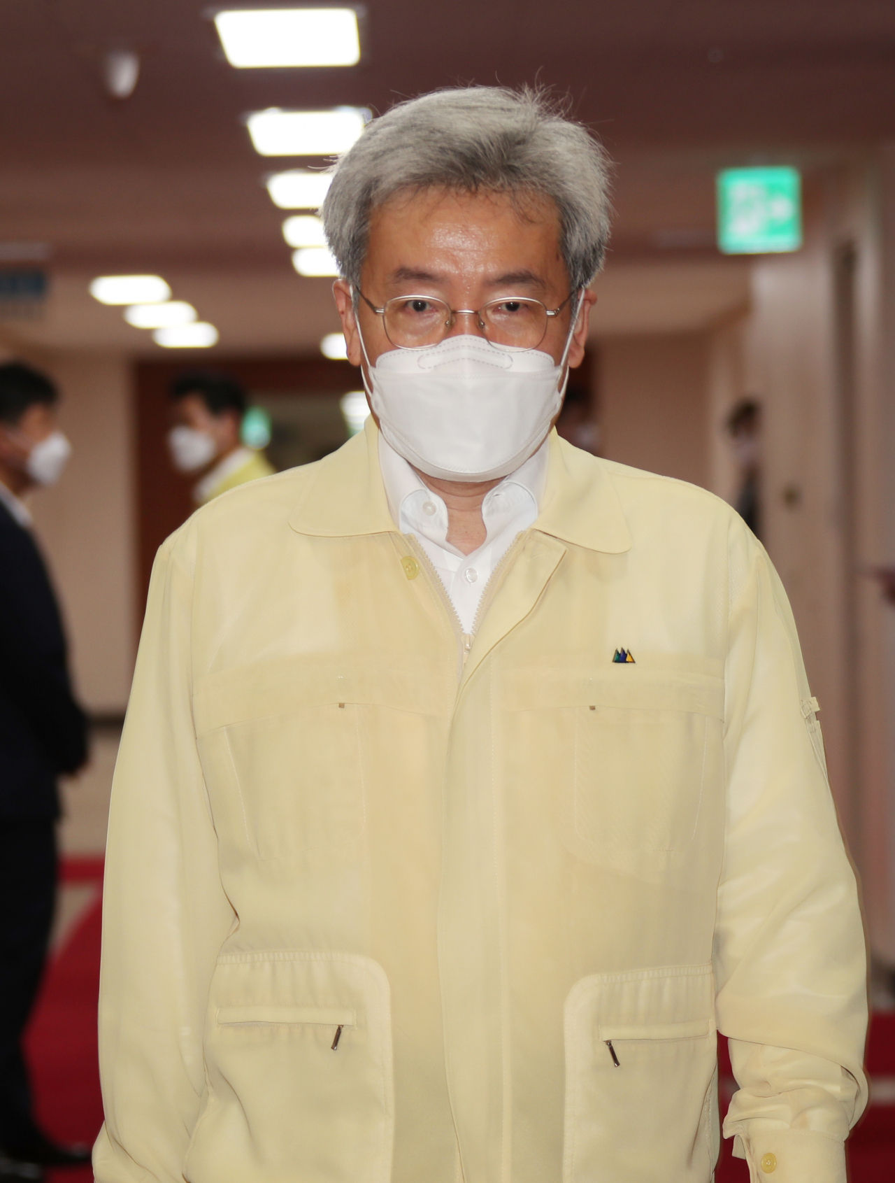 [사진=고승범 신임 금융위원장이 31일 정부서울청사에서 열린 국무회의에 첫 참석하고 있다. 연합뉴스]
