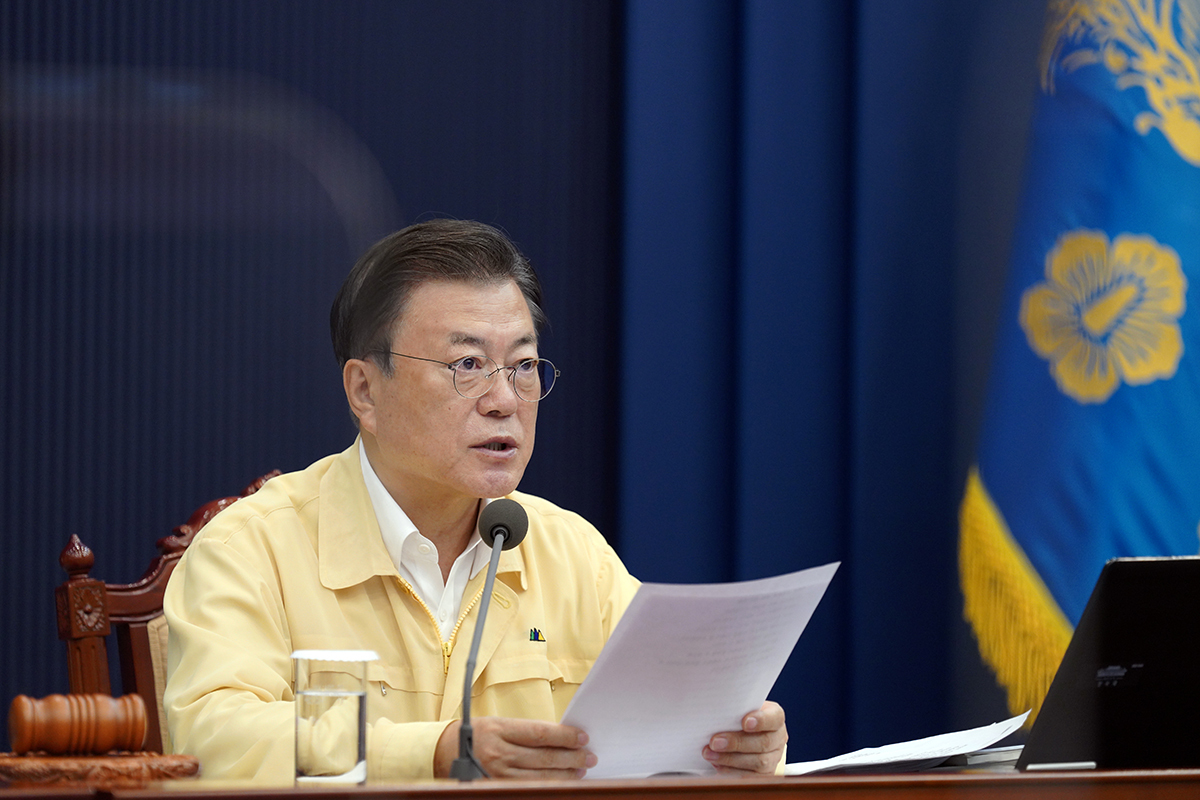 President Moon Jae-in speaks at a Cabinet meeting at Cheong Wa Dae on Tuesday. (Cheong Wa Dae)