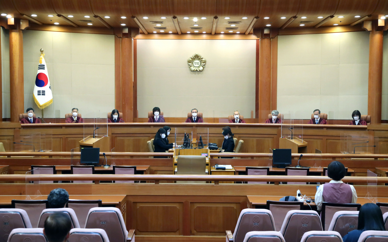 유남석 헌법재판소장과 재판관들이 31일 오후 서울 종로구 헌법재산소에서 열린 선고를 위해 대심판정에 입장, 자리에 앉아 있다. [연합]
