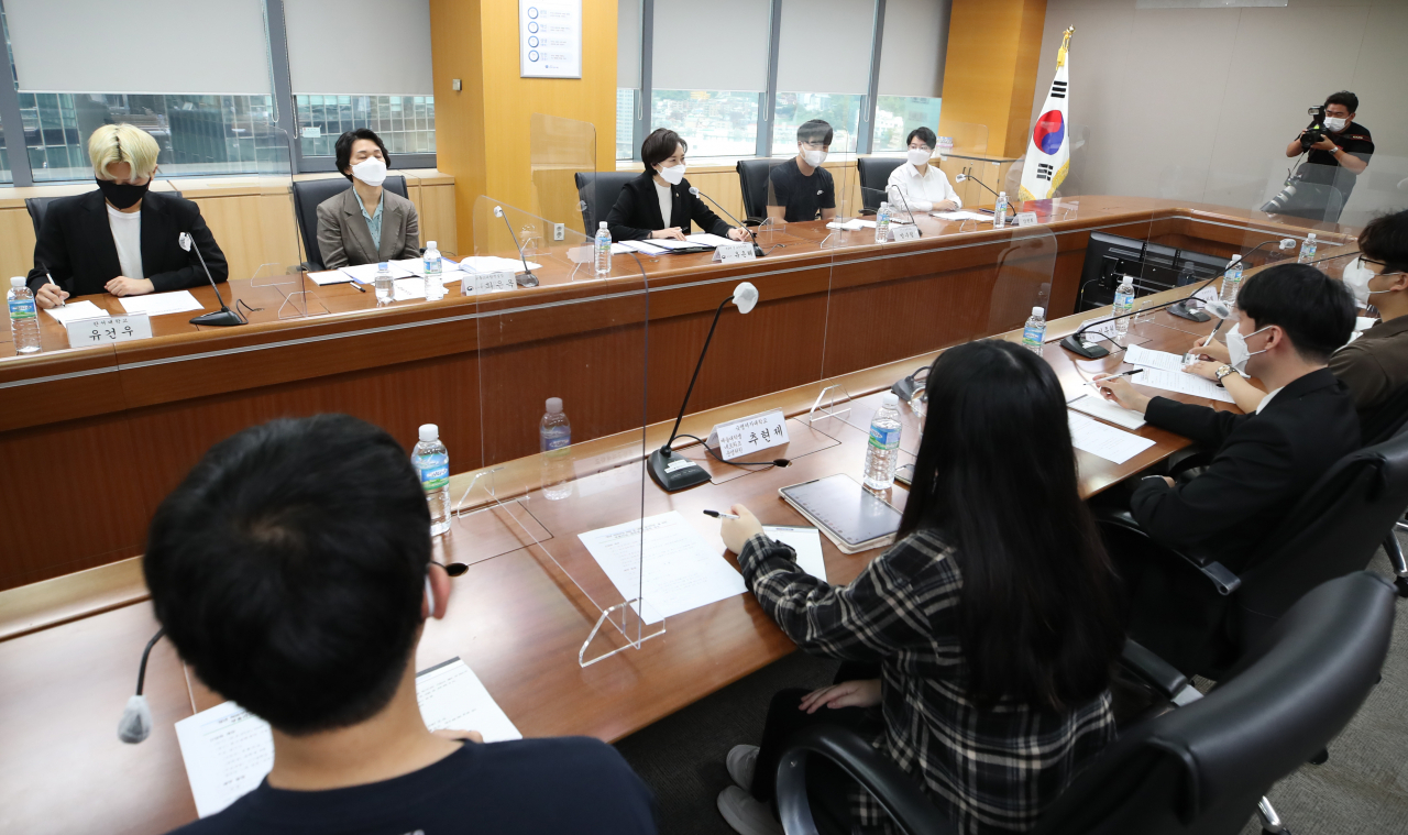 코로나19 여파로 비대면 수업이 이뤄지면서 학자금 대출을 받는 대학생 수가 줄어든 것으로 나타났다. 사진은 유은혜 부총리 겸 교육부 장관이 지난 27일 오전 서울 중구 한국장학재단 서울사무소에서 대학생들과 '청년 학비부담 완화 및 대학 일상회복'을 주제로 한 간담회를 하고 있다. [연합]