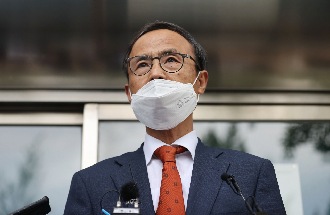 조희연 서울시교육감의 변호인인 이재화 변호사가 31일 오전 경기 정부과천청사 앞에서 조 서울시 교육감의 공소심의위원회 재소집 요청 신청 기자회견을 하고 있는 모습. [연합]