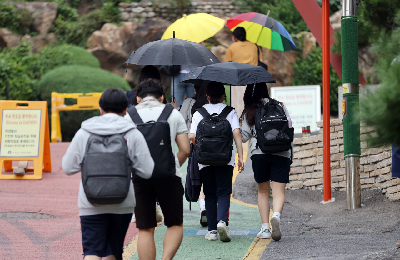 2021년도 고등학교 1·2학년 전국연합학력평가가 실시된 31일 서울 광진구의 한 고등학교에서 학생들이 등교하고 있다. [연합]