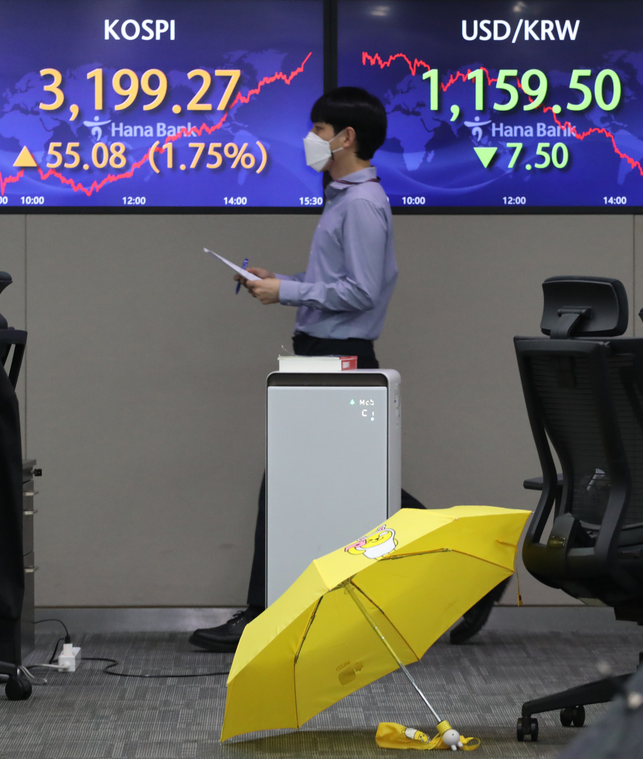 [사진=31일 명동 하나은행 본점 딜링룸 모습.][연합]