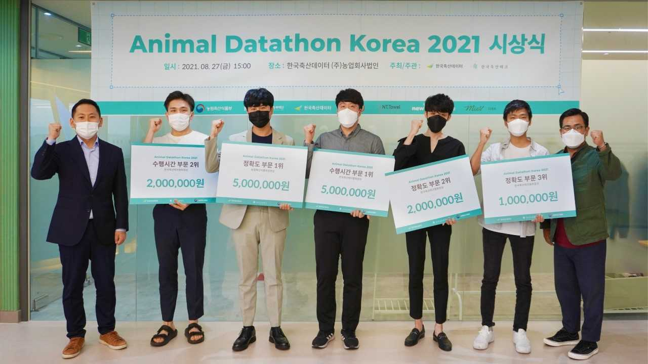 경노겸 한국축산데이터 대표(왼쪽)가 ‘애니멀 데이터톤 코리아2021’의 수상자들과 사진촬영을 하고 있다.[한국축산데이터 제공]