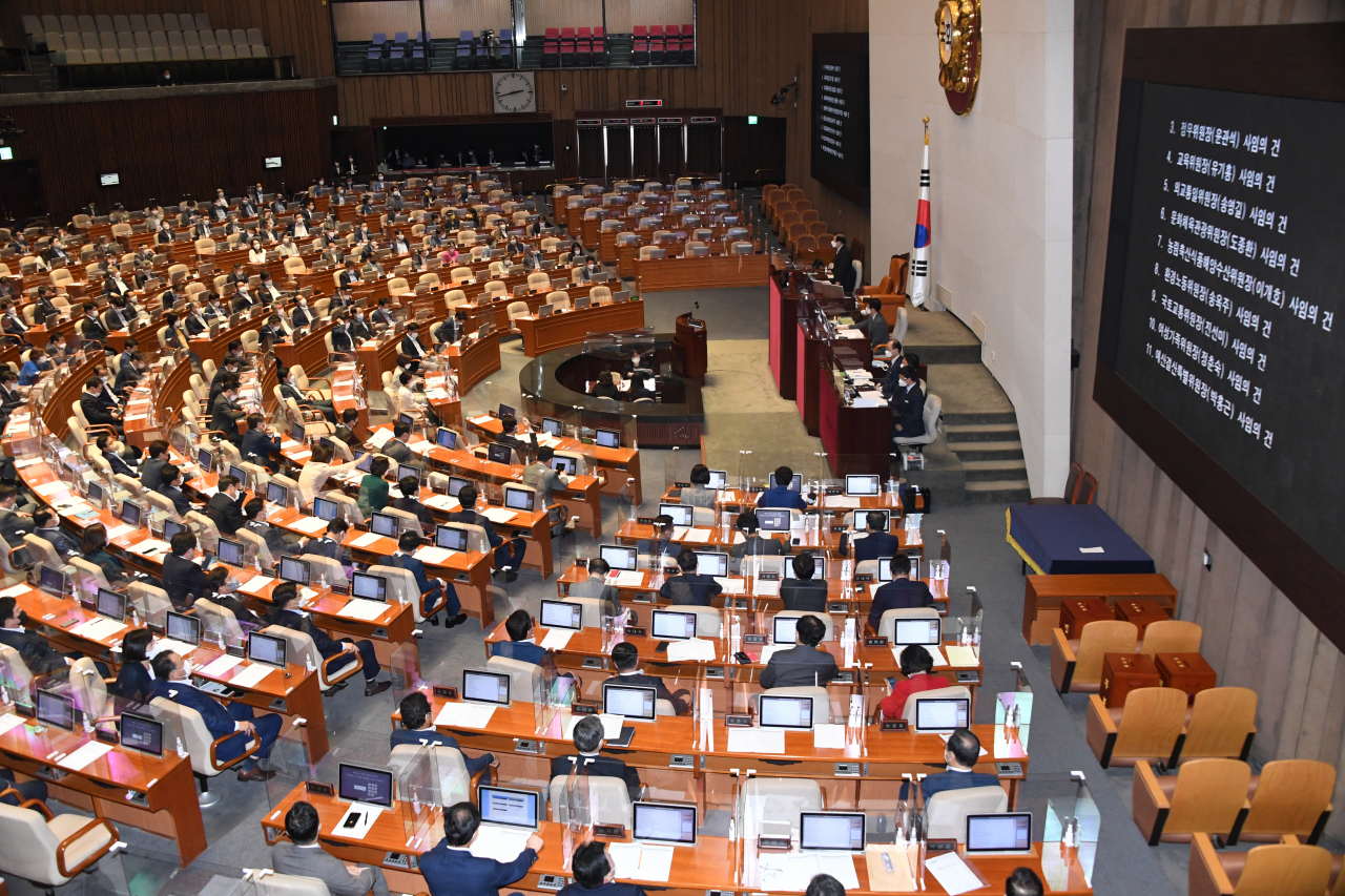 박병석 국회의장이 31일 서울 여의도 국회에서 열린 본회의에서 안건들을 상정하고 있다. 이상섭 기자