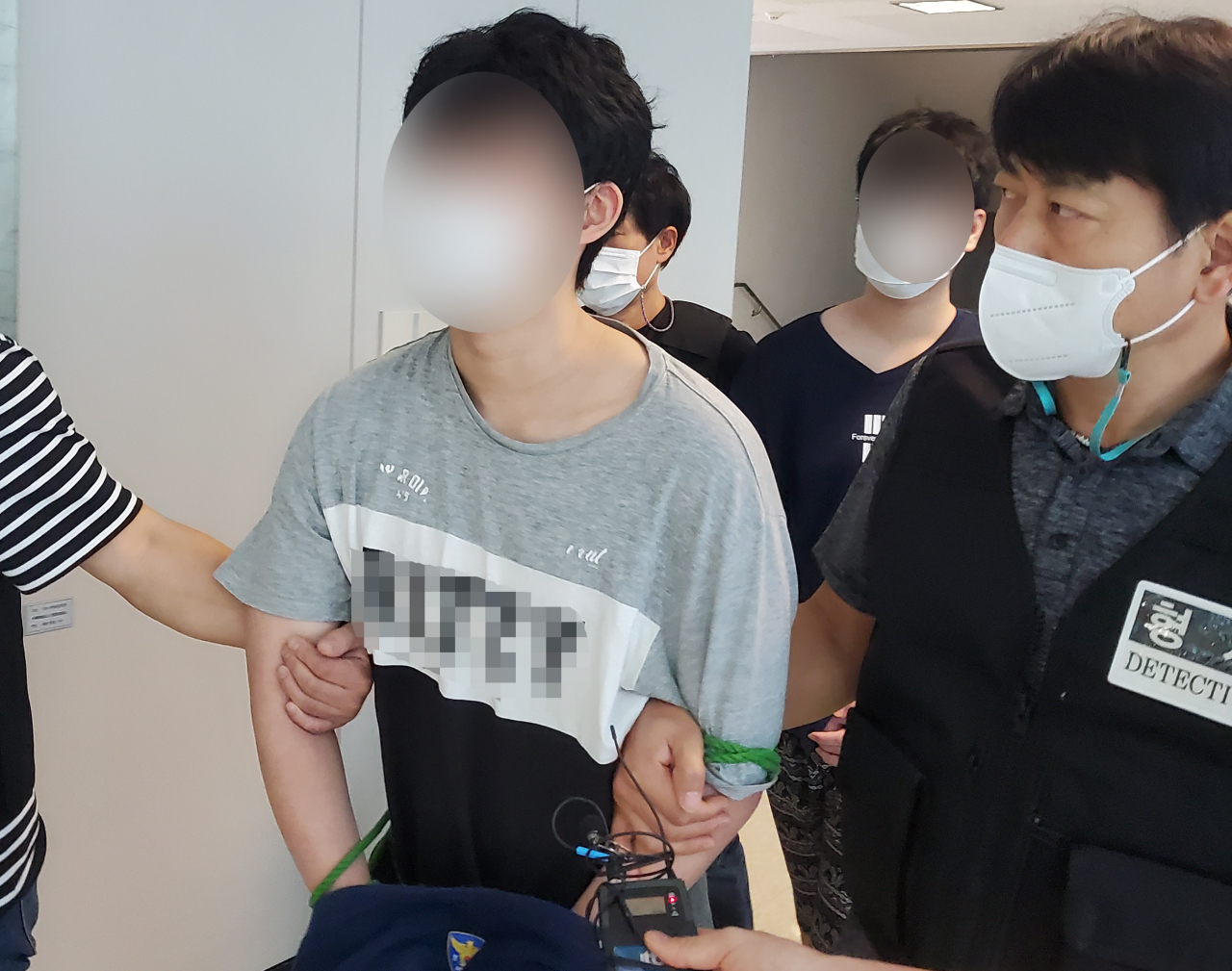 10년 가까이 키워준 친할머니를 살해한 혐의(존속살인)를 받는 10대 형제가 31일 구속 전 피의자 심문(영장실질심사)을 받기 위해 대구지법 서부지원에 들어서고 있다. [연합]