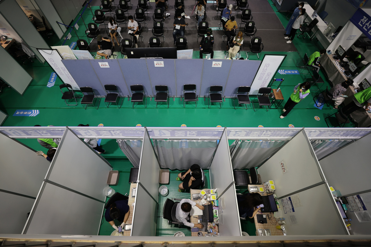Photo shows the inside of a vaccination clinic in Seodaemun, central Seoul, on the last day of August. (Yonhap)
