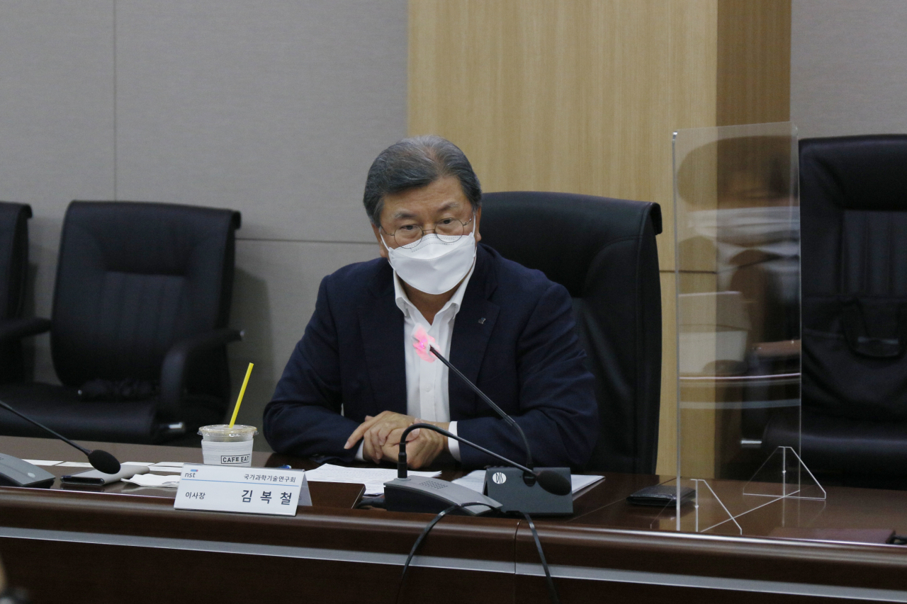 김복철 국가과학기술연구회(NST) 이사장이 세종 국책연구단지에서 열린 기자간담회에서 중점 업무 방향에 대해 설명하고 있다.[NST 제공]