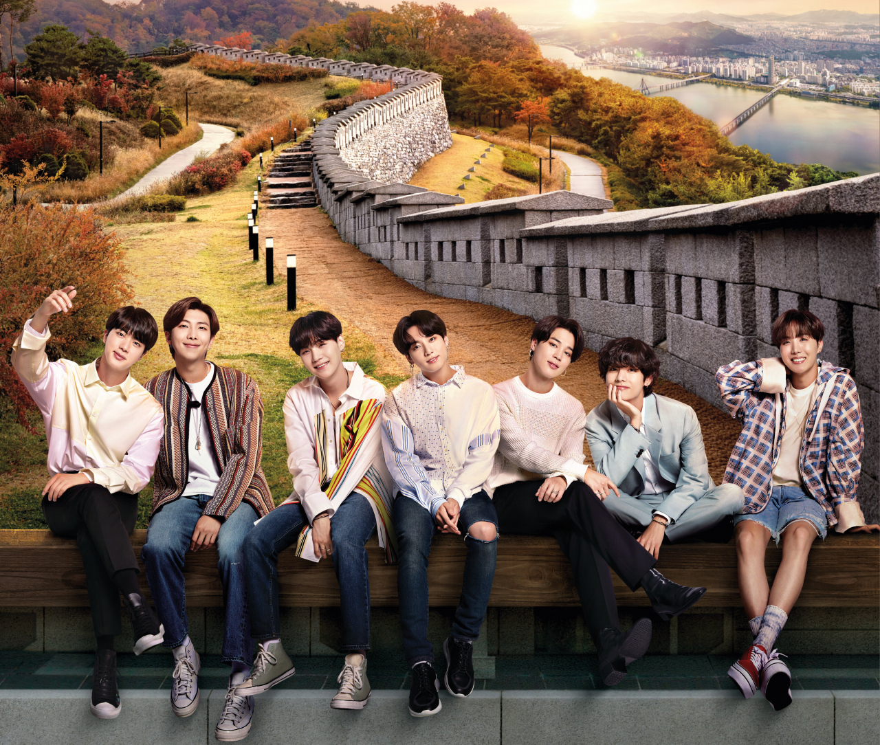 방탄소년단의 과거 서울홍보 포스터. 소년티가 여전히 남아있는 모습이다. 서울관광 홍보를 위해 일한 기간이 5년째이다.