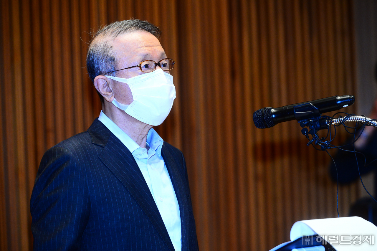 남양유업 홍원식 회장이 5월 4일 오전 서울 논현동 본사 3층 대강당에서 '불가리스' 코로나19 억제 효과 논란에 대국민사과를 하면서 회장직 사퇴를 밝히고 있다. / 헤럴드경제 박해묵 기자