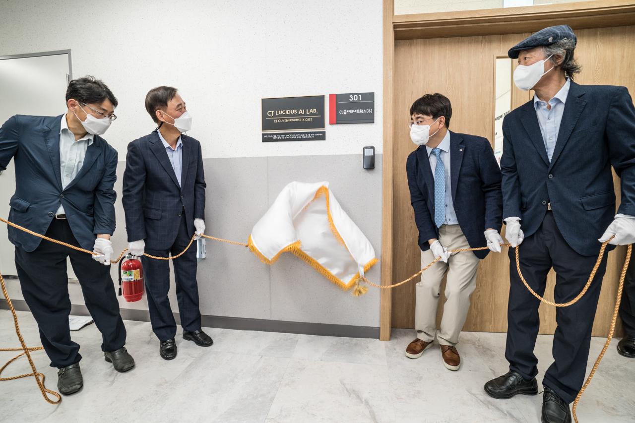 CJ올리브네트웍스는 광주지역의 인공지능(AI) 산업 발전과 연구개발(R&D) 경쟁력을 강화하기 위해 광주에 제2연구소를 출범한다고 1일 밝혔다. 전날 열린 제2연구소 현판식에는 박화진 고용노동부 차관(왼쪽 두번째부터), 차인혁 CJ올리브네트웍스 대표이사, 송종인 지스트 총장 직무대행 등이 참석했다. [CJ올리브네트웍스 제공]