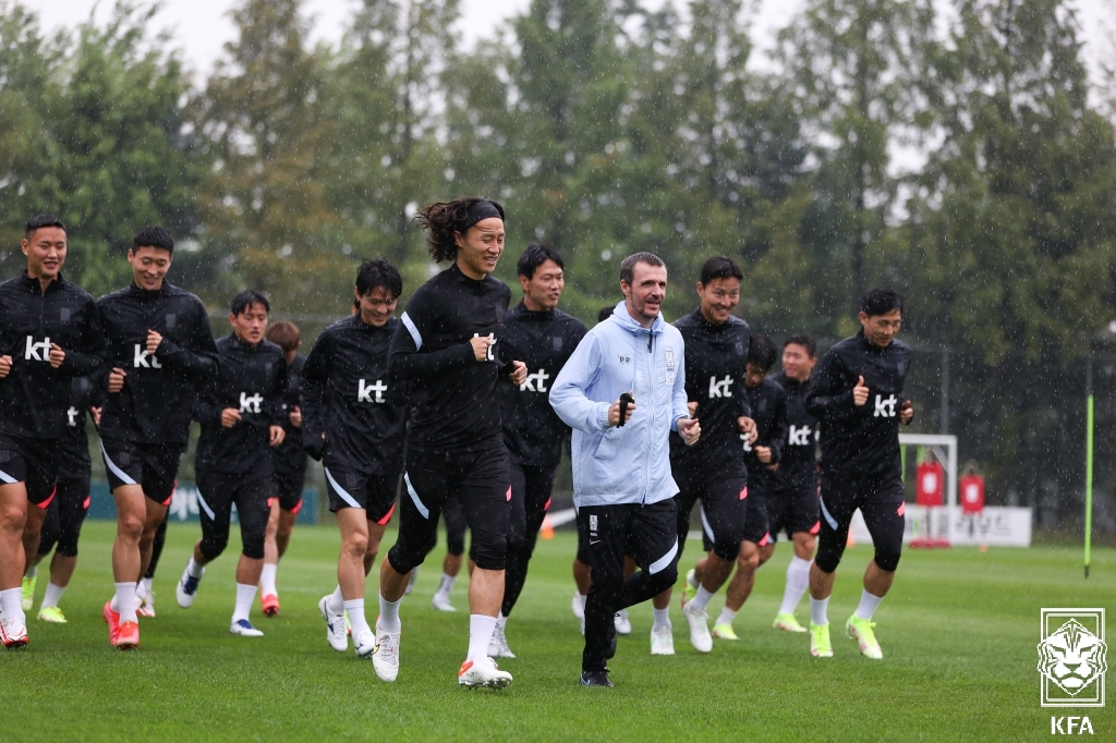 축구 국가대표팀 이 31일 오후 많은 비가 내리는 가운데 경기 파주트레이닝센터(NFC)에서 훈련을 하고 있다. 연합뉴스
