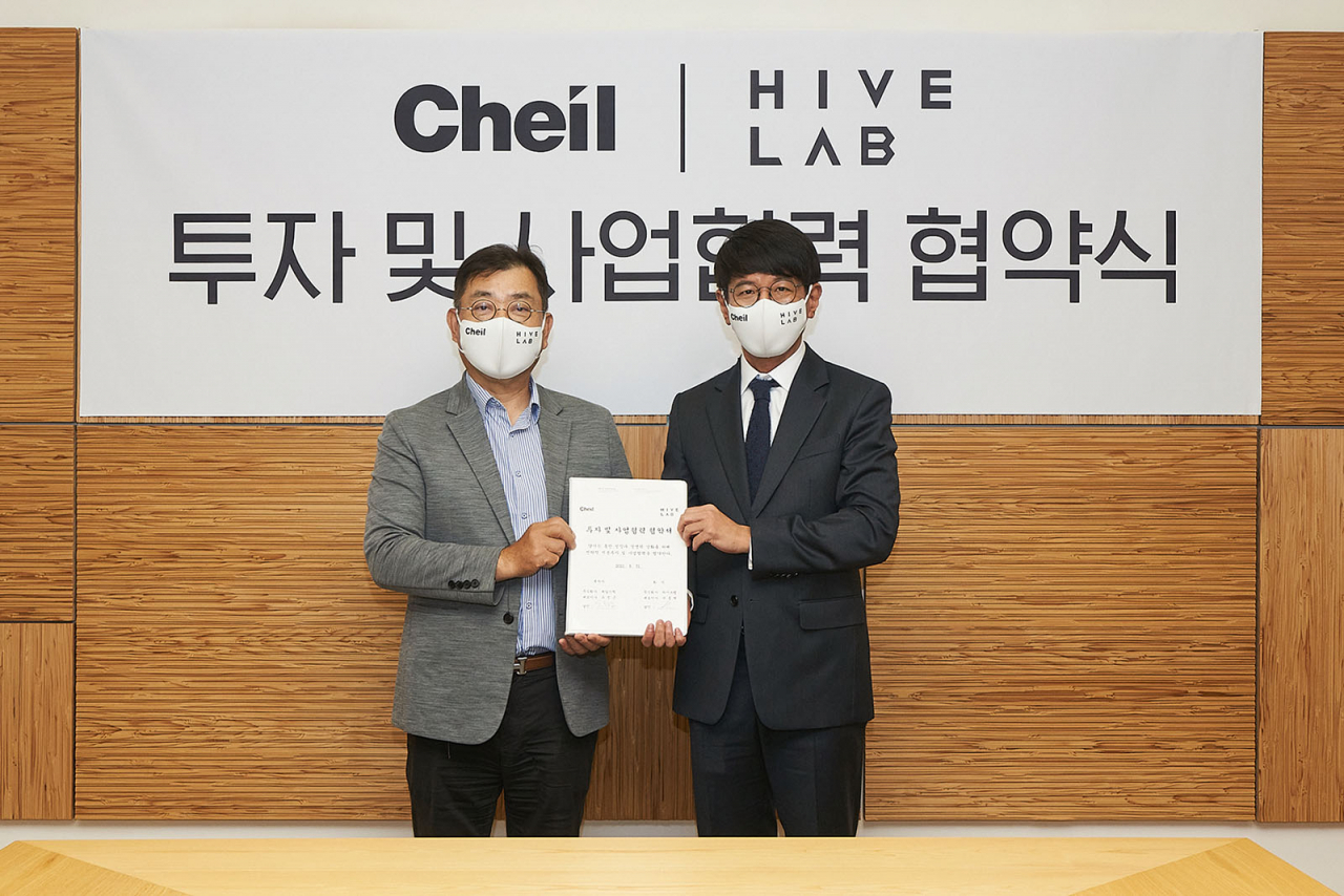 유정근 제일기획 사장(왼쪽)과 서종혁 하이브랩 대표가 투자 및 사업협력을 체결한 뒤 기념 촬영을 하고 있다.[제일기획제공]