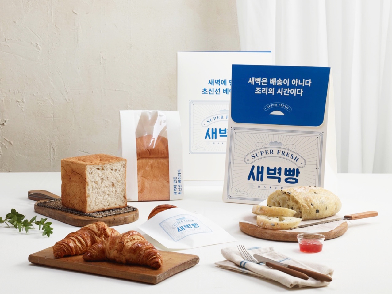 SSG닷컴이 오는 2일부터 식빵, 크로와상, 스콘, 베이글 등 신세계푸드에서 개발한 베이커리 상품을 11개 이마트 매장에서 직접 구워 낸 뒤, 당일 쓱배송으로 고객에게 전달하는 서비스를 시범 운영한다. [SSG닷컴 제공]