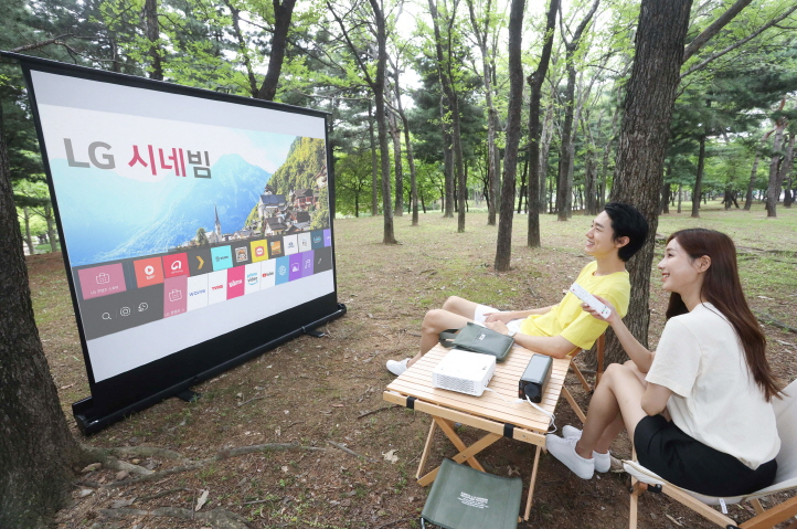 LG전자가 출시한 ‘LG 시네빔’ 프로젝터를 모델들이 소개하고 있다. [LG전자 제공]