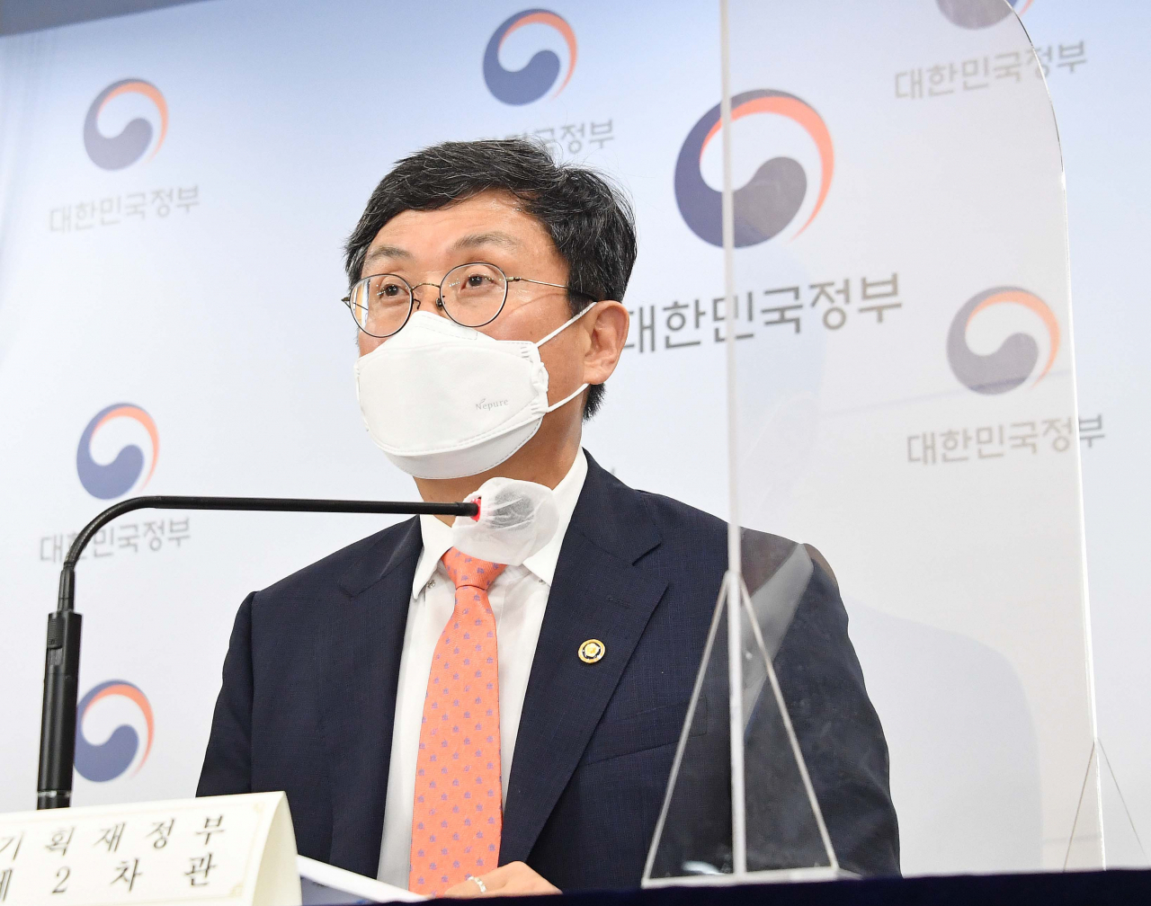 앞으로 공공기관이 ‘사회적 책무’를 위반하면 윤리경영 지표가 0점 처리된다. 한국토지주택공사(LH) 투기 사태 등이 재발하는 것을 방지하겠다는 취지다. ‘빚 잔치’ 비판이 계속됐던 성과급 지급률도 하향조정된다.기획재정부는 1일 공공기관 경영평가제도 개편 방안을 발표하며 이같이 밝혔다. 안도걸 기재부 2차관은 “평가지표를 국민체감형·기관맞춤형으로 전면 개편해 나가겠다”며 “윤리·안전·재무 성과 등국민들의 관심과 기대가 큰 국민 체감형 성과지표에 대한 평가를 강화하겠다”고 강조했다. [기획재정부 제공]