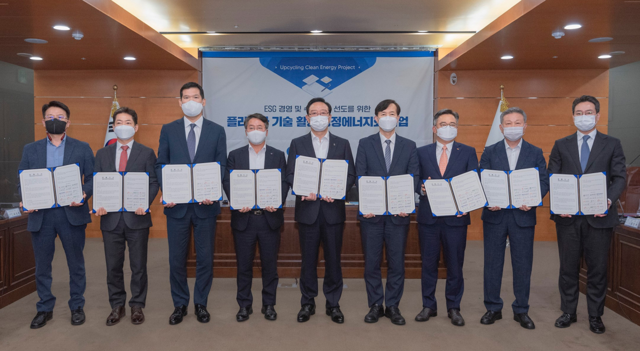 사진은 박경일 SK에코플랜트 사업운영총괄(왼쪽 일곱번째), (왼쪽 두번째부터) 이창용 SK증권 ESG부문장, 허윤홍 GS건설 신사업부문 대표, 이승우 한국남부발전사장, 송철호 울산시장, 유석재 한국핵융합에너지연구원장 등 협약식에 참석한 관계자들이 협약서를 들고 기념촬영을 하고 있는 모습. [SK에코플랜트 제공]