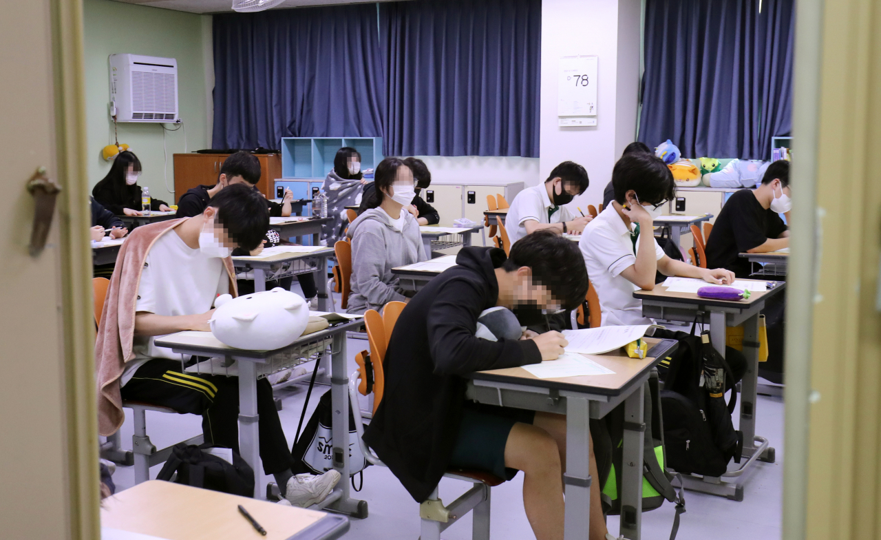1일 오전 서울 마포구 상암고등학교에서 고3 학생들이 2022학년도 수능 9월 모의평가 준비를 하고 있다. [연합]
