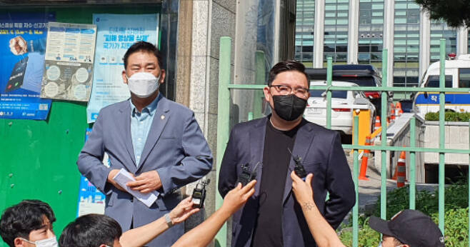 김기홍(오른쪽) 코로나19 대응 전국자영업자비상대책위원회 공동 대표가 지난 6일 경찰서에 출석하기 전 기자회견을 하고 있다. 김지헌 기자