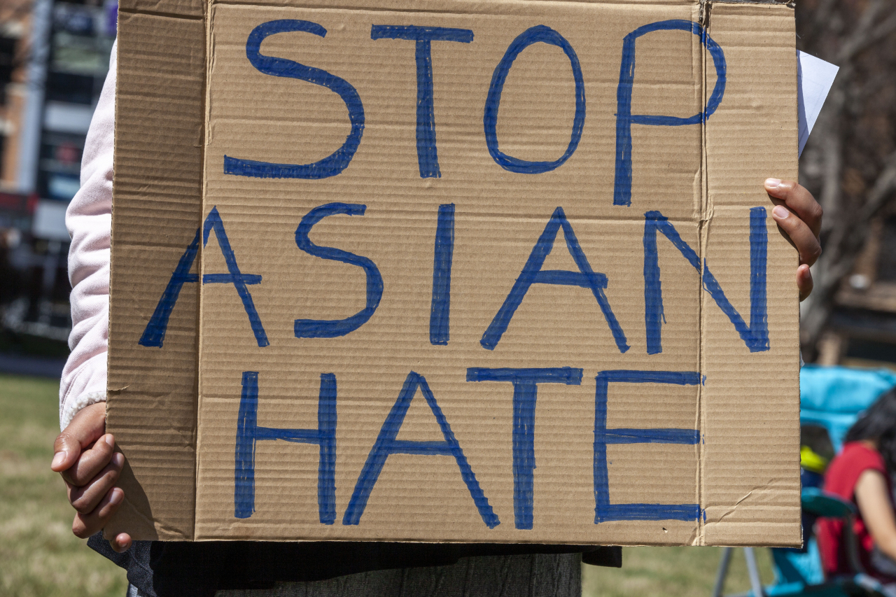 한 아시아계 시위 참석자가 3월 미국 오하이오주에서 열린 '아시아계 혐오를 멈춰라(Stop Asian Hate)' 시위에서 플래카드를 들어 보이고 있다. [게티이미지뱅크]