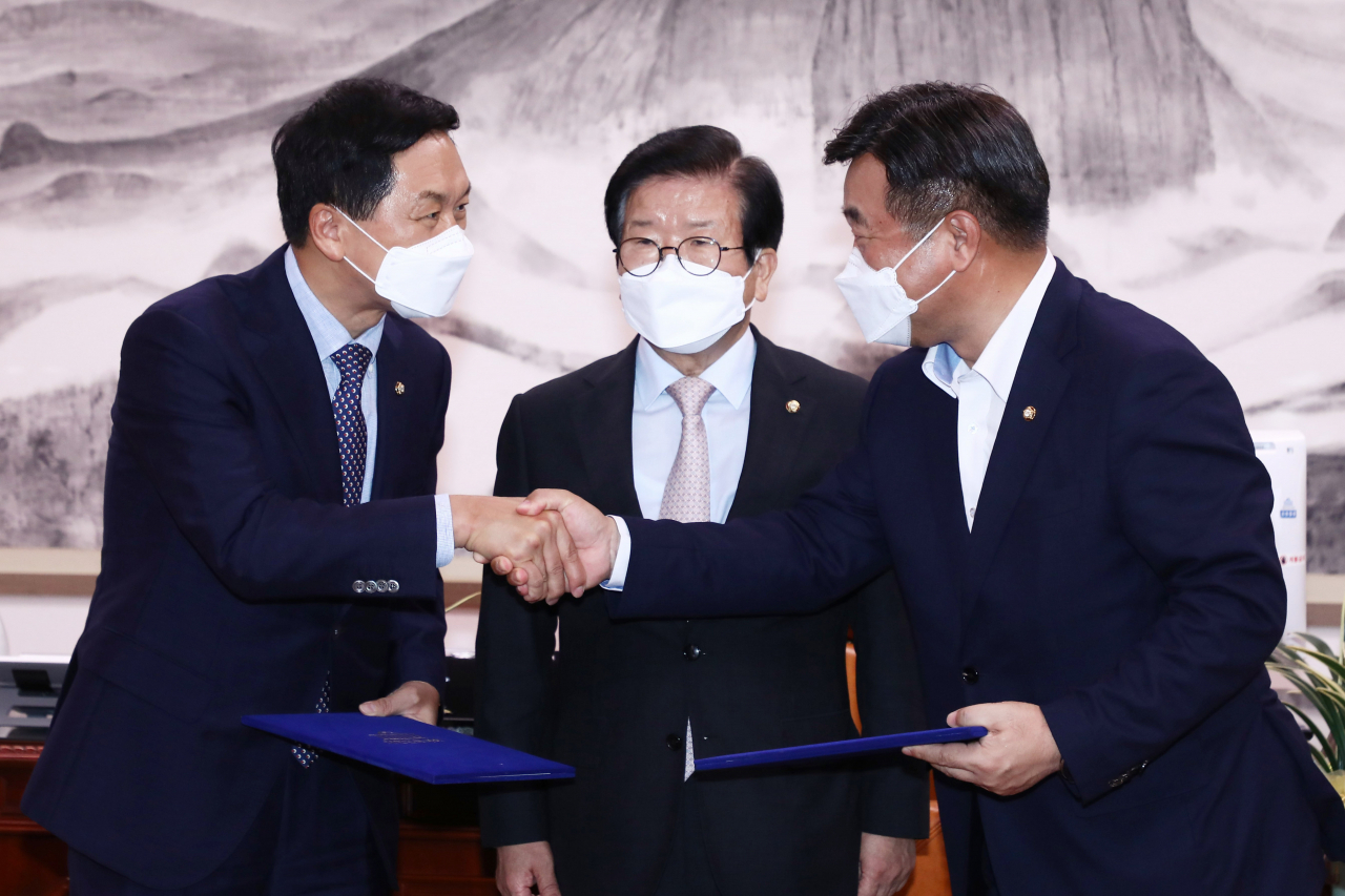 윤호중 더불어민주당 원내대표(오른쪽)와 김기현 국민의힘 원내대표가 8월 31일 서울 여의도 국회 의장실에서 언론중재법 개정안의 협의체 구성, 9월 27일 본회의 상정 등의 합의문을 교환했다. 두 원내대표는 그러나 하루뒤인 9월 1일 ‘본회의 상정’ 해석을 의견을 달리했다. 국회는 1일부터 정기국회가 개의된다. [연합]