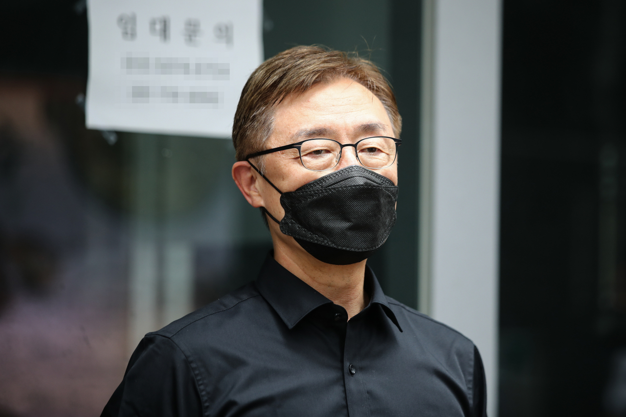국민의힘 대권주자인 최재형 전 감사원장이 30일 서울 중구 명동거리에서 자영업연대, 전국자영업자모임이 주최한 '품앗이 챌린지'에 참여해 코로나 19로 피해를 입은 상가들을 둘러본 뒤 인터뷰하고 있다. [국회사진기자단]