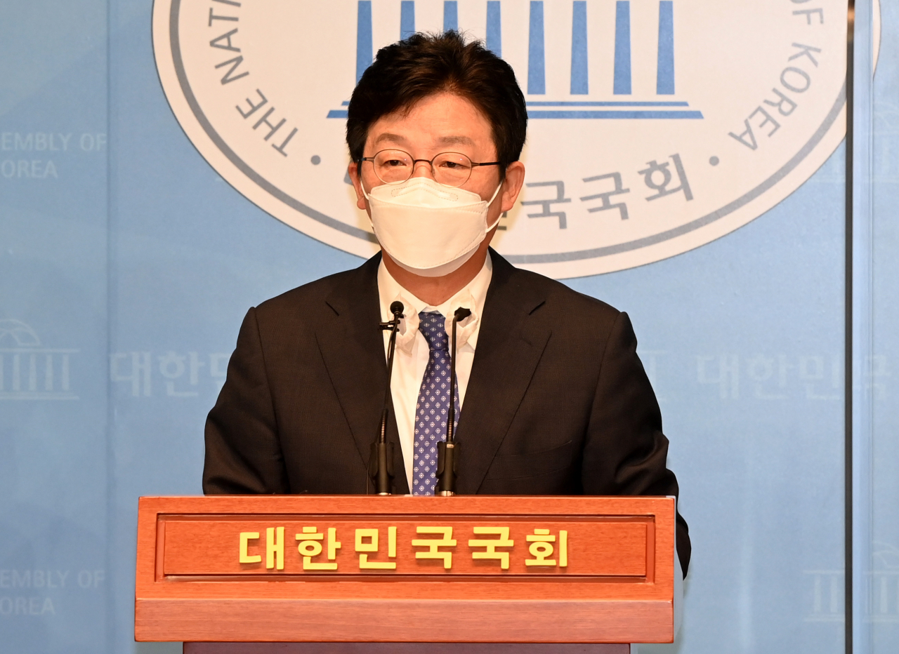국민의힘 유승민 대선 예비 후보가 31일 오전 국회 소통관에서 소년법 폐지와 형사미성년자 연령 14세 미만에서 12세 미만으로 추진하겠다는 내용의 정책공약을 발표하고 있다. [헤럴드경제=이상섭 기자]