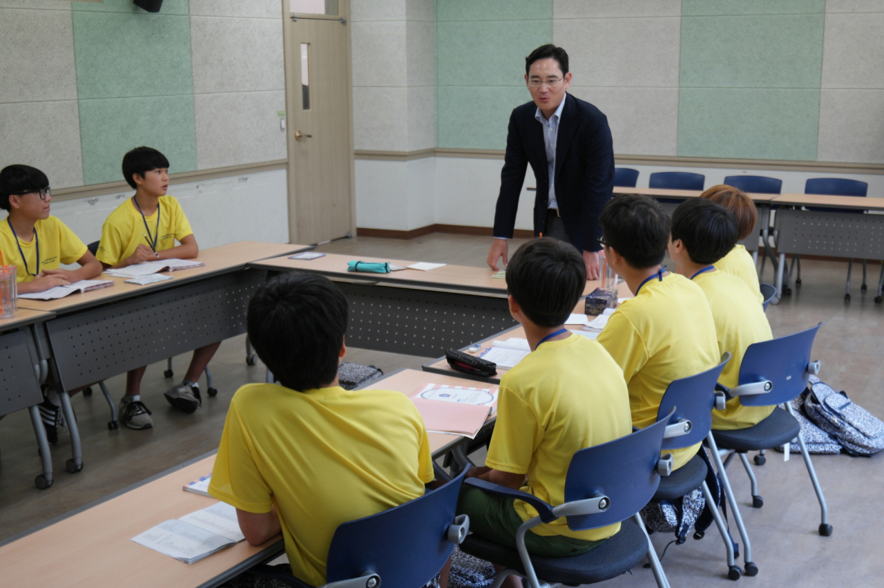 지난 2015년 8월 광주 전남대학교에서 열린 드림클래스 여름 캠프를 방문한 이재용(가운데) 삼성전자 부회장이 캠프에 참여한 중학생들을 격려하고 있다. [삼성전자 제공]
