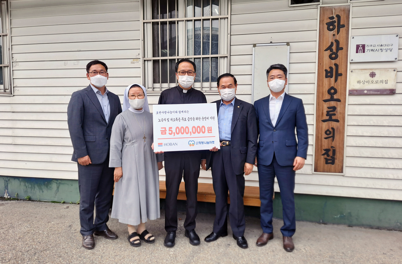 호반그룹 임직원봉사단 호반사랑나눔이가 지난달 30일 서울 송파구 가락시장 내 무료급식소인 ‘하상바오로의 집’에 후원금 500만원을 전달했다. 왼쪽부터 김라우라 하상바오로의 집 수녀, 홍상표 하상바오로의 집 신부, 박재욱 (사)희망나눔마켓 이사장. [호반그룹 제공]