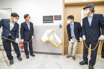 제2연구소 현판식에는 박화진(왼쪽 두 번째부터) 고용노동부 차관, 차인혁 CJ올리브네트웍스 대표이사, 송종인 지스트 총장 직무대행 등이 참석했다. [CJ올리브네트웍스 제공]