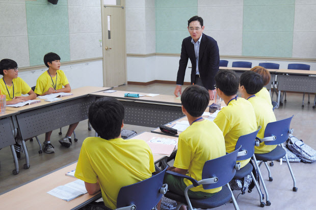 지난 2015년 8월 광주 전남대학교에서 열린 드림클래스 여름 캠프를 방문한 이재용(가운데) 삼성전자 부회장이 캠프에 참여한 중학생들을 격려하고 있다. [삼성전자 제공]