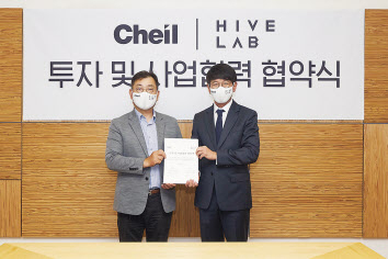 유정근(왼쪽) 제일기획 사장과 서종혁 하이브랩 대표가 투자 및 사업협력을 체결한 뒤 기념 촬영을 하고 있다. [제일기획 제공]